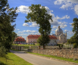 6. Первый костёл в деревне Лишкява появился в начале XVI века. Его в 1677 году в дар получили доминиканцы. Но что-то с дарственной оказалось не так и до наших дней дошли истории ожесточённых судебных разбирательств в борьбе за право собственности. 6