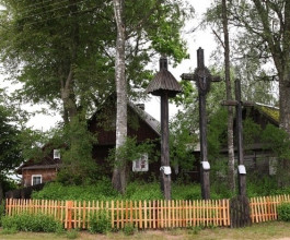 3. Старые сельские жители все еще могут рассказать о старых традициях. Например, семь крестов в деревне Зервинос связаны фартуками. Почему? Оказалось, это символизирует стремление женщин этих мест не иметь внебрачных детей. 3