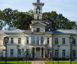 4. В 1862 г. в Астравасе графы Тышкевичи построили двухэтажный дворец с башней-бельведером.  4