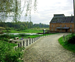 2. В 1920 году на базе мельницы работала даже фабрика по пряже шерсти, а чуть позже – главное открытия вековой давности - электричество.  2