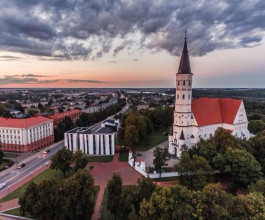 6. У города длинная и порой трагическая история. После войн, пожаров, чумы и прочих напастей, он всегда возрождался. 6