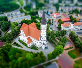 2. Архитектурный памятник эпохи Ренессанса кафедральный собор Св. апостолов Петра и Павла (до 1997 г. – костёл) – самый яркий акцент города. 2