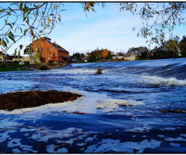 4. В советское время мельницу ещё раз перестроили: появился четвёртый этаж, а красный кирпич заштукатурили. К сегодняшнему дню штукатурку ободрали.  4