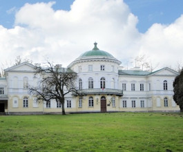 2. После войны усадьба была перестроена, расширена и восстановлена. Дворец окружен парком площадью 12 гектаров. 2