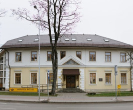 3. Исторический почтовый комплекс. Кроме почтовой службы здесь действовал пункт обмена лошадей, казармы, гостиница, кафетерий, «чистый» холл для прибывающих джентльменов и «грязный» холл для слуг, смотрителей и почтальонов.  3