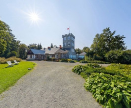 6. Кроме уникальности самого строения, по-настоящему поражает парк. Он раскинулся на площади в 28 га. 6