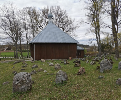 1. Древняя мечеть в деревне Сорок Татар до наших дней не сохранилась, но нынешняя стоит на том же месте. А вот надгробным камням мусульманского кладбища уже как 600 лет. 1