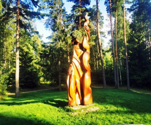 2. Это непростое место, в котором можно даже запутаться. В культуре балтов около 80 божеств и сакральных существ. Все они рассредоточены по лабиринту троп прямо в лесу, а общая система рассказывает о восприятии мира балтами, древа мира, жизненного пу  1