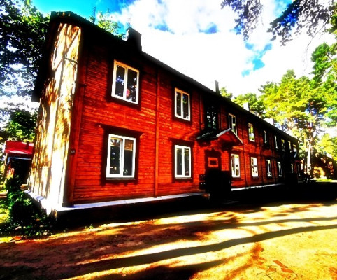 1.	Многоэтажные деревянные дома – само по себе редкое явление для Литвы. Встречают сразу на въезде в Алитус.  1