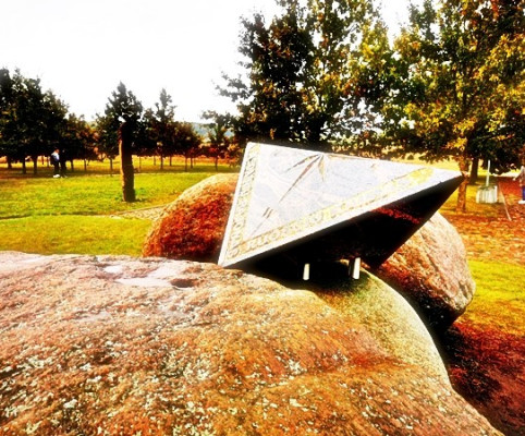 1. Географический центр Литвы неподалёку от деревни Руощяй. 1