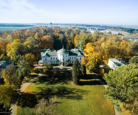 1. Ансамбль усадьбы Байсогала. Он был построен в первой половине XIX века. 1