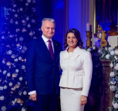 Президент Гитанас Науседа и госпожа Диана Науседене поздравляют всех с праздником Рождества