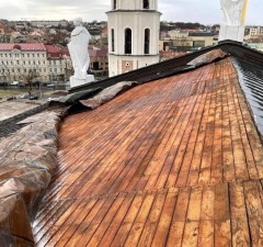 Ветер сорвал часть крыши с вильнюсского Кафедрального собора (дополнено)