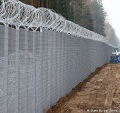 На границе с Беларусью уложено 170 км концертиновой проволоки