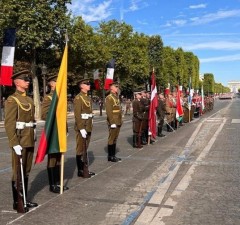 Военные роты почетного караула участвовали в праздновании Дня взятия Бастилии в Париже