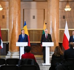 Президенты Литвы, Латвии, Польши и Румынии - на пресс-конференции после симпозиума "Идея Европы"