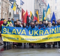Несколько тысяч человек в Вильнюсе отметили первую годовщину вторжения России в Украину (дополнено)