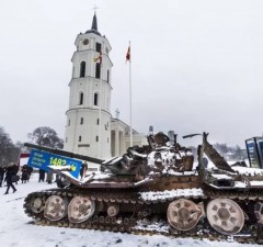 Несмотря на провокации трофейный российский танк в Вильнюсе вывозить и ограждать не будут