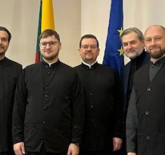 Пять священников получили от Константинополя официальные документы, позволяющие им возобновить священнослужение