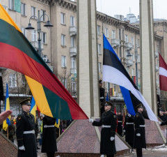 Церемония поднятия флагов трех стран Балтии в честь 33-летней годовщины восстановления Независимости Литвы (видео)