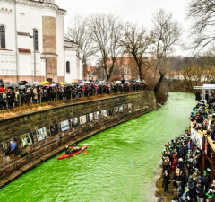 В Вильнюсе отмечают День Cвятого Патрика, воды Вильняле позеленели
