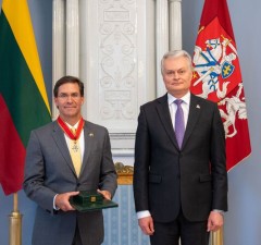 Президент вручил государственные награды за укрепление оборонного сотрудничества