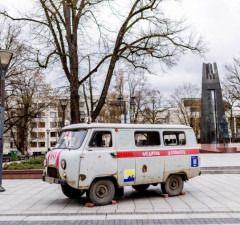 В Вильнюсе на площади Винцаса Кудирки выставлен поврежденный пулями и осколками автомобиль скорой помощи из Украины