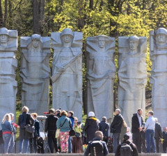 Стелла советских солдат, снятая на кладбище Вильнюса, передана Парку Грутас