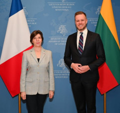 Глава МИД Франции в Вильнюсе призывает РФ пересмотреть передачу Беларуси ядерного оружия