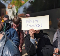 У Президентского дворца в Вильнюсе прошел протест против закона о развороте мигрантов на границе