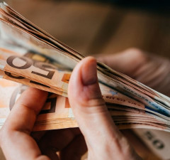 Трехсторонний совет согласовал повышение минимальной зарплаты до 924 евро (дополнено)