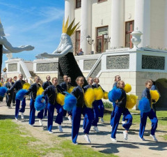 Под звуки оркестров в Пакруойской усадьбе открылся весенний фестиваль цветов