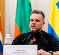 Ландсбергис предлагает вернуться к дискуссии о всеобщем призыве в Литве