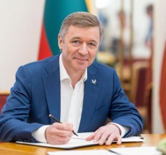 Лидер "аграриев" Рамунас Карбаускис подписал соглашение партий по обороне на отдельном листе