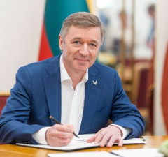Лидер "аграриев" Рамунас Карбаускис подписал соглашение партий по обороне на отдельном листе