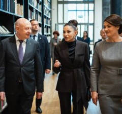 Первые леди Литвы и Азербайджана посетили Национальную библиотеку имени Мартинаса Мажвидаса