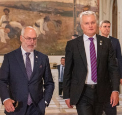 Президент Литвы призывает ускорить реализацию проектов Rail Baltica, Via Baltica и Via Carpatia