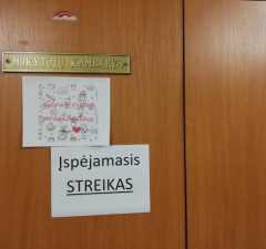 Бастующие учителя надеются, что смогут говорить с властями "на одном языке"
