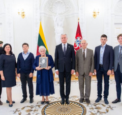 Президент Литвы наградил спасителей евреев Крестом "За спасение погибающих"