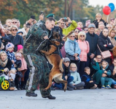 В Таураге проходит праздник общественности и полиции, ожидают прибытия подразделения "Aras" на вертолетах