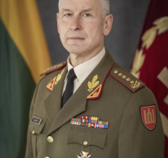 Главком ВС Литвы расторгает договор аренды с сыном, хотя конфликта не усматривает (дополнено)