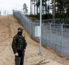 На границе с Беларусью двое мужчин повредили барьер, пытаясь пропустить в Литву 10 мигрантов