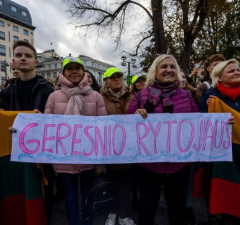Профсоюз, возглавляемый А. Навицкасом, возобновил забастовку, педагоги митинговали у Сейма