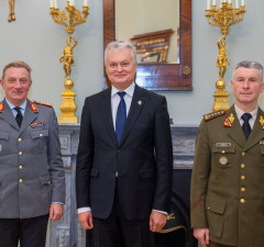 Г. Науседа обсудил с генералом НАТО проведение в жизнь планов по обороне региона