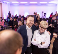 Подержанное лицо власти