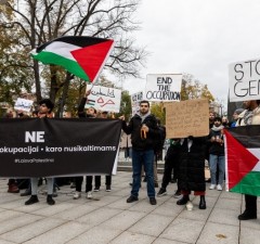 В Вильнюсе в акции в поддержку палестинцев и против действий Израиля участвовали 100 человек