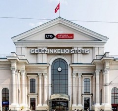 Официально открывается обновленный Вильнюсский железнодорожный вокзал, на нем - ярмарка столичных музеев.