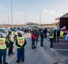 Протест польских фермеров на границе: проверяется часть грузовиков