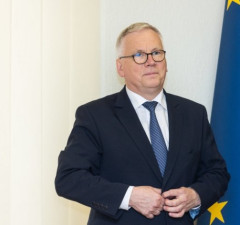 Глава Минфина Литвы: ЕС в сфере обороны должен сотрудничать с США