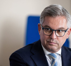 Еврокомиссар поддерживает стремление Литвы присудить с Беларуси ущерб за мигрантов